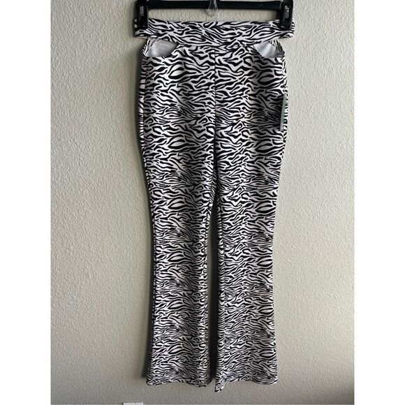 ❤️Wild Fable Women’s Cut -Out Flared Leggings - Picture 6 of 8